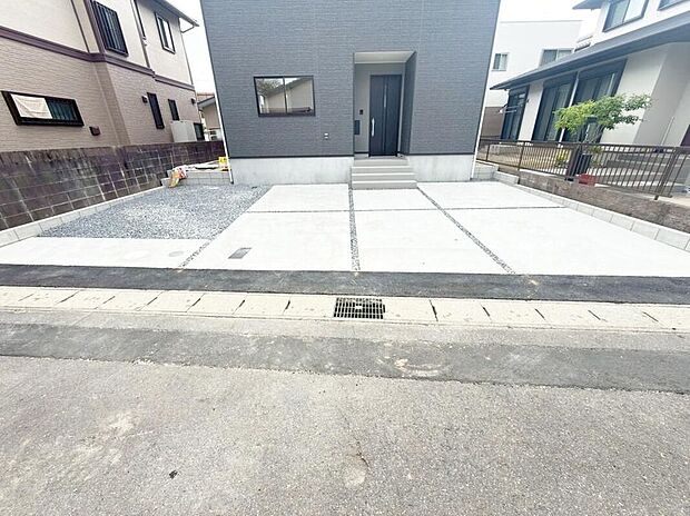 【駐車場】並列3台駐車可能なカースペースを確保しました!来客時も安心です♪セカンドカー用にもお使い頂けます。