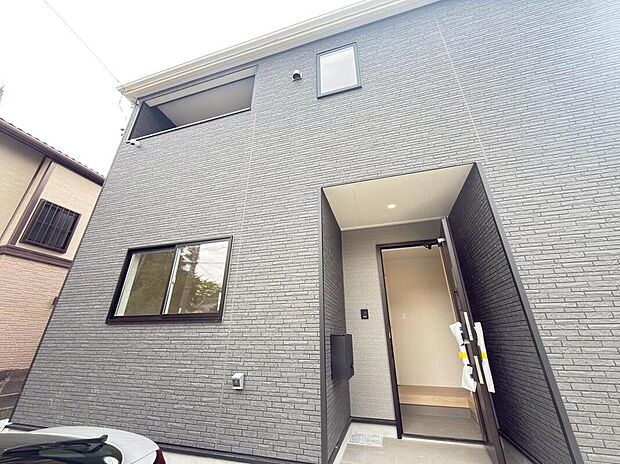 【現地外観写真】防犯カメラ完備です!不審者の侵入や空き巣、駐車場における車上荒らしなどの犯罪も防犯カメラによって抑えられます。