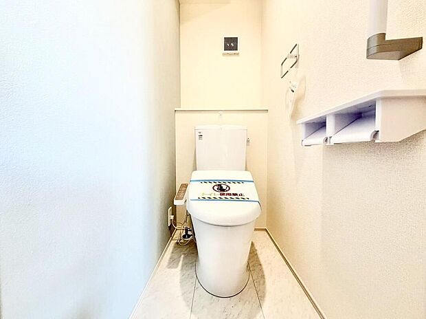 【トイレ】１号棟
１階２階ともにウォシュレット付きのトイレとなっております。白を基調とした内装で清潔感のある空間に♪