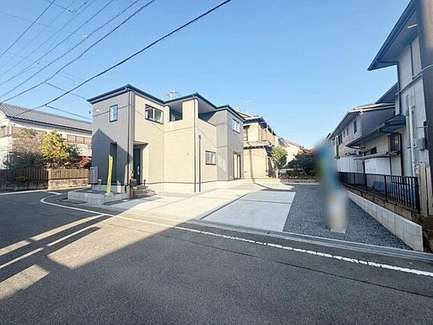 【駐車場】並列に２台駐車ができるカースペースを確保しました。来客時も安心です♪セカンドカー用にもお使い頂けます。

