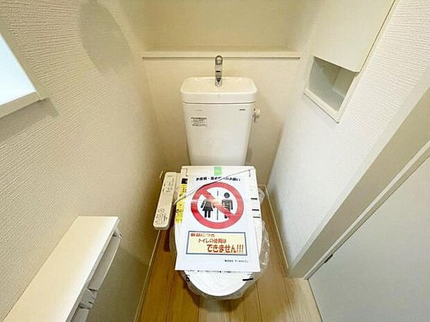 【トイレ】1階2階ともにウォシュレット付きのトイレとなっております。採光も取れ、常に換気もでき綺麗な環境を保てますね♪