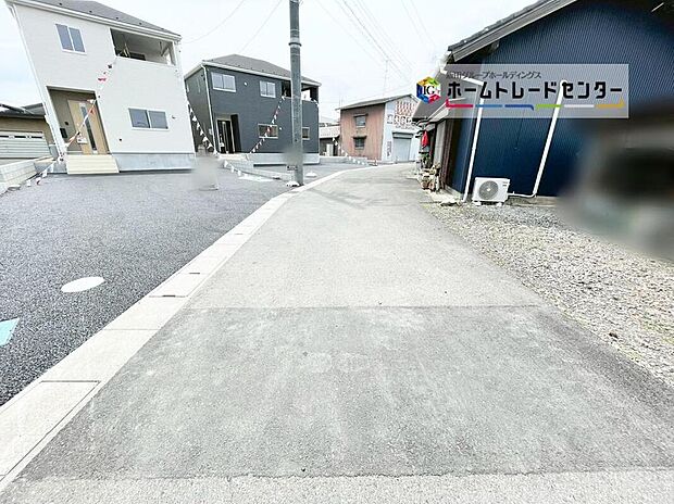 【前面道路含む現地写真】前面は西側３．９ｍ道路です。交通量が少なく、駐車も安全に落ち着いて行える環境になっています。　　　　　