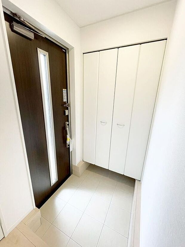 【玄関】２号棟明るくて清潔感溢れる玄関。便利な下駄箱収納付きです♪散らかりがちな玄関もすっきりと片付きます。　　