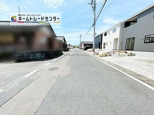 【前面道路含む現地写真】前面は南側3.0m東側7.0m道路です。道路幅が広く、駐車も落ち着いて行える安心・安全の環境になっています。