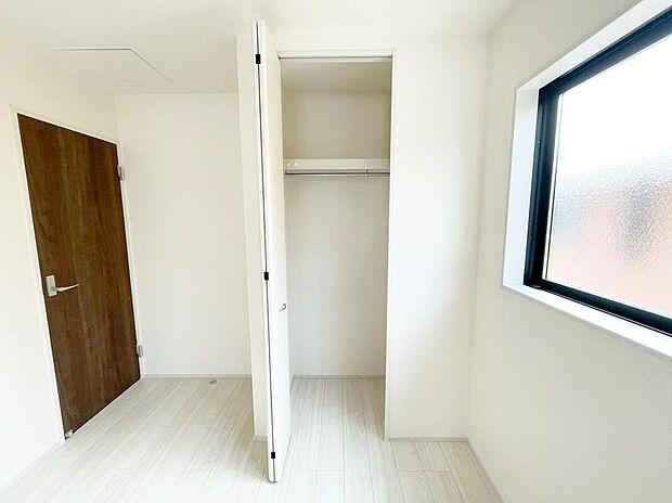 【収納】２号棟
各居室に収納を設けました！お洋服をたくさんお持ちの方でもたっぷり収納できます。お部屋を最大限広くご活用いただけます♪