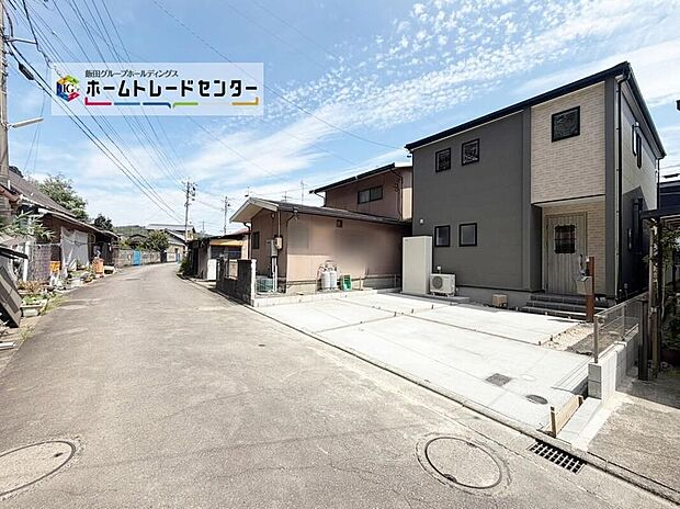 【前面道路含む現地写真】前面は交通量の少ない北側４．１ｍ南側７．６ｍ道路です。ゆとりがあり駐車も落ち着いて行える環境になっています♪