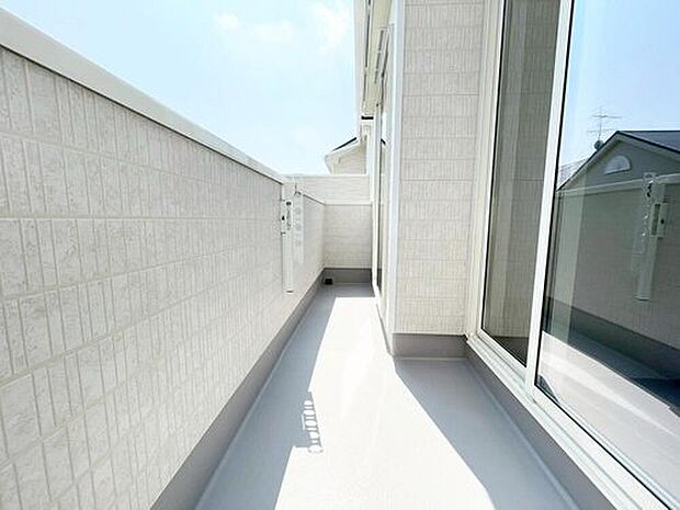 【バルコニー】B号棟/2部屋から出入り可能な南向きワイドバルコニー。家族分の洗濯物もしっかり干せます。日当たりも良く、毎日のお洗濯が楽しくなりそう♪