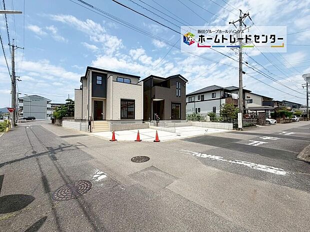 【前面道路含む現地写真】前面は、交通量の少ない南側５．９８ｍ、西側５．９６ｍ道路です。ゆとりがあり、駐車も落ち着いて行える環境になっています。