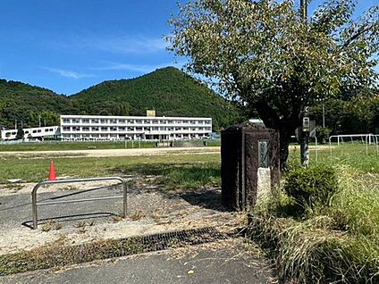 御嵩町立向陽中学校 2052m(徒歩２６分)