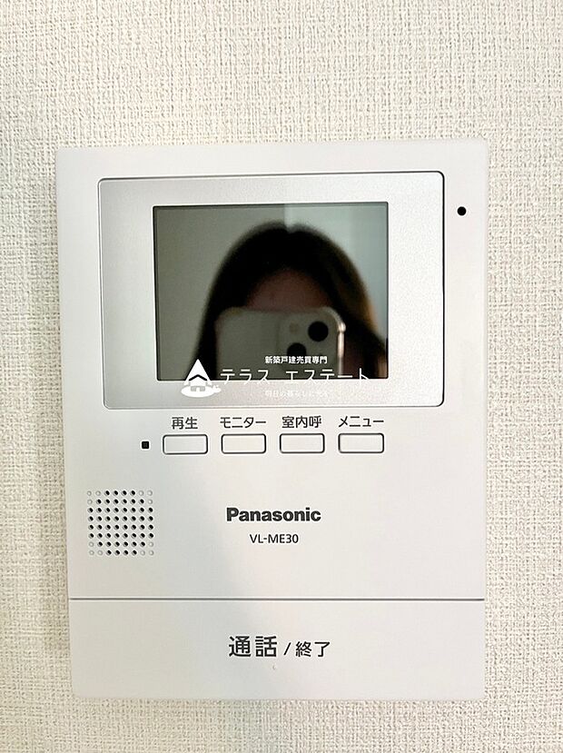 【 モニター付きインターホン】大画面のカラーモニターで訪問者の顔をハッキリと見ることができます。録画機能・室内呼出の機能が搭載されています。