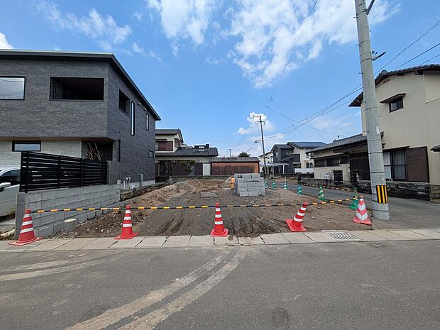 【現地写真】
広々とした並列2台の駐車スペース!出し入れスムーズで朝の出発も楽々です♪