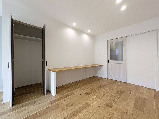 【【3号棟】カウンター】キッチンの正面にカウンターを設置♪お子様の宿題や在宅ワーク、ちょっとした作業スペースにもぴったりです。
椅子を2脚以上置ける広さでのびのびと使うことができます!