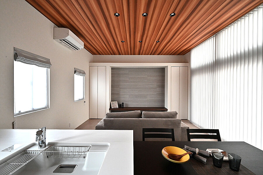 LDK３ｍの天井高は畳数以上に空間が広がりが感じられ、木目調天井とのコントラストが印象的です。窓も両端にあるので通風にも良いですね。