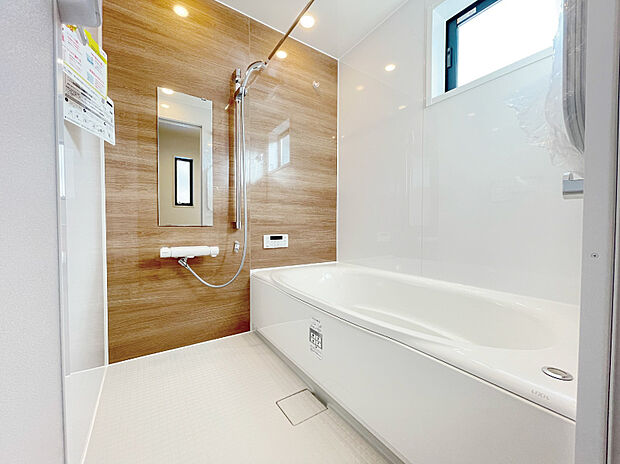 【【1号棟/浴室】】ゆったりと足を延ばしてくつろげる浴槽。快適さと機能性を備えた理想の空間。高い保温性能を備えた浴室乾燥暖房機付システムバスで心地よいバスタイムを。