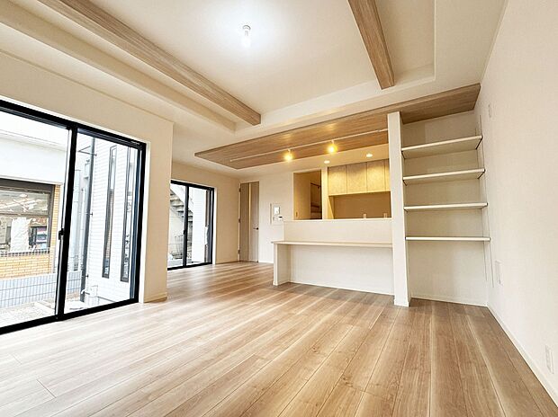 【【3号棟/LDK】】キッチン裏にスタディカウンターがあり、お料理中もお子様の学習を見守れます。
リビングの可動棚には雑貨を飾るのもオシャレです!