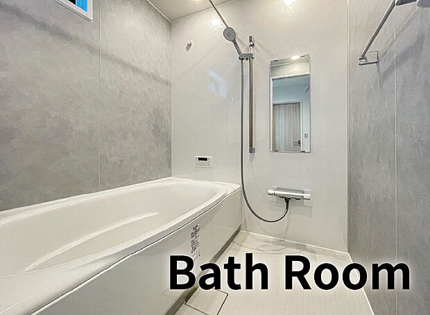 【【浴室】】保温性が高くお湯が冷めにくいサーモバス、水はけのよい溝つきの材質に加え、冬でも冷たさを感じにくいサーモフロアをはじめとした機能性に優れたシステムバス。