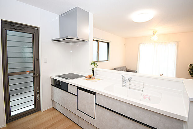 対面式キッチンは家事をしながら家族を見守り、コミュニケーションの取れる人気のスタイル。食洗器付きで洗い物の時間を削減でき、家事の負担を軽減してくれるキッチンです。※施工事例です。