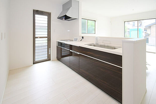 対面式キッチンは家事をしながら家族を見守り、コミュニケーションの取れる人気のスタイル。食洗器付きで洗い物の時間を削減でき、家事の負担を軽減してくれるキッチンです。