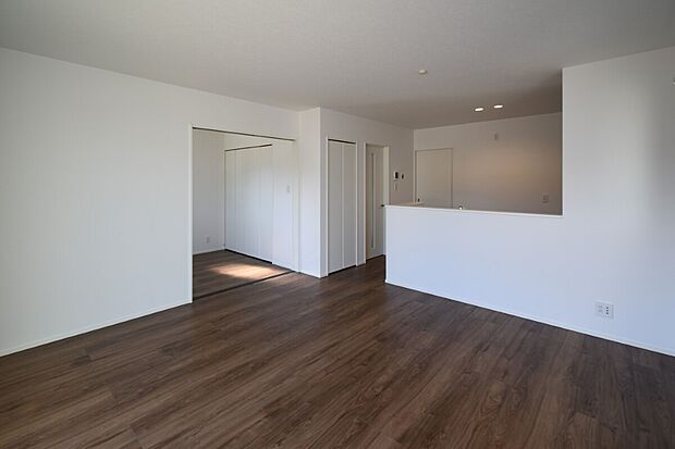 家族が集まるリビングは広々20帖！キッチンからもリビングが見渡せるため、どこに居ても家族を感じ、会話もはずみますね。 ※施工事例です。実物とは異なります。詳しくはお問い合わせください。
