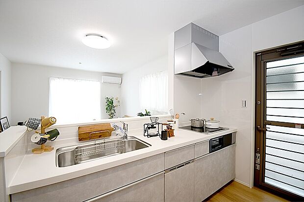 対面式キッチンは家事をしながら家族を見守り、コミュニケーションの取れる人気のスタイル。食洗器付きで洗い物の時間を削減でき、家事の負担を軽減してくれるキッチンです。※施工事例です。実物とは異なります。