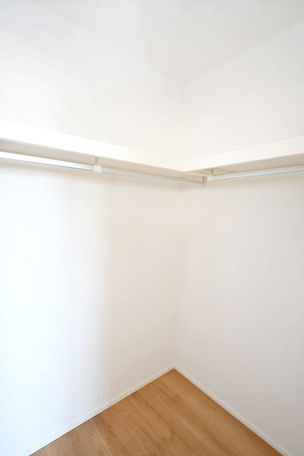 【ウォークインクローゼット】壁一面にハンガーパイプと上棚を設置。大容量収納力!春夏秋冬、季節ごとのお洋服を全てまとめてしまっておけるので、季節の変わり目にタンスの入れ替えを行う衣替えが不要になります♪