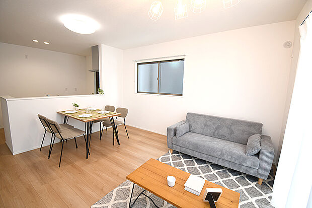 【リビング】家族が集まるリビングは広々15.1帖!キッチンからもリビングが見渡せるため、どこに居ても家族を感じ、会話もはずみますね。 ※施工事例です。実物とは異なります。詳しくはお問い合わせください。