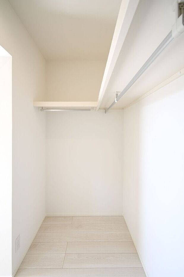 【ウォークインクローゼット】壁一面にハンガーパイプと上棚を設置。大容量収納力!春夏秋冬、季節ごとのお洋服を全てまとめてしまっておけるので、季節の変わり目にタンスの入れ替えを行う衣替えが不要になります♪※施工事例です。