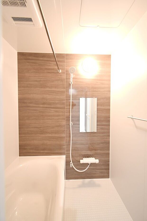 【浴室】1日の疲れをほぐす、とっておきのリラクゼーションタイムを楽しむバスルーム。 美しく、機能的なデザインを採用、清潔感あふれる心地よい空間づくりにこだわりました。 ※施工事例です。※10号棟