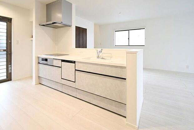 【キッチン】 対面式キッチンは家事をしながら家族を見守り、コミュニケーションの取れる人気のスタイル。食洗器付きで洗い物の時間を削減でき、家事の負担を軽減してくれるキッチンです。※施工事例です。実物とは異なります。