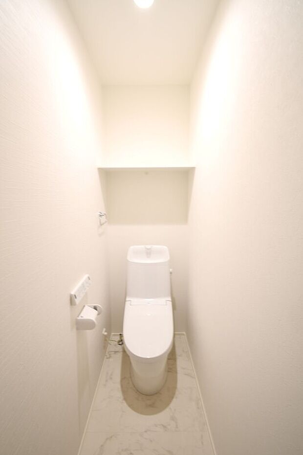 【トイレ】温水洗浄便座トイレ。新素材により、気になる便座もサッとひとふきでキレイになります。※施工事例です。