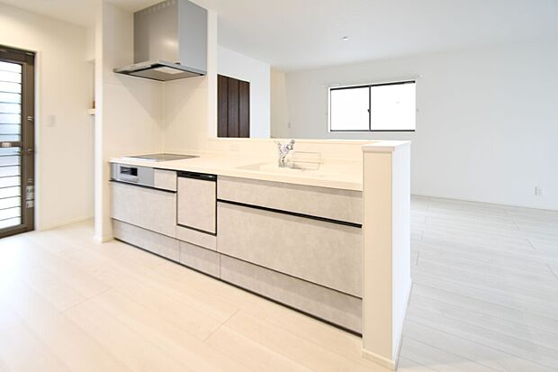 【キッチン】対面式キッチンは家事をしながら家族を見守り、コミュニケーションの取れる人気のスタイル。食洗器付きで洗い物の時間を削減でき、家事の負担を軽減してくれるキッチンです。※施工事例です。