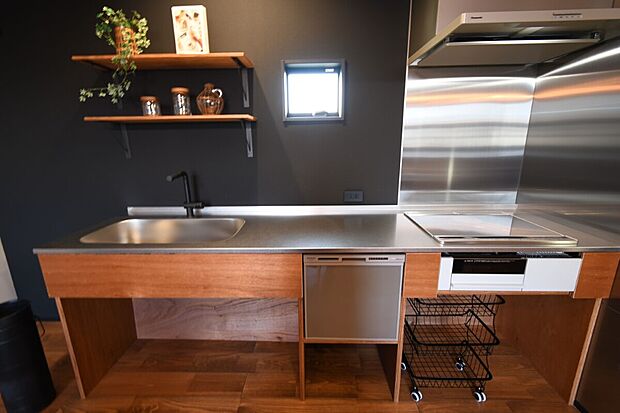 【キッチン】対面式キッチンは家事をしながら家族を見守り、コミュニケーションの取れる人気のスタイル。食洗器付きで洗い物の時間を削減でき、家事の負担を軽減してくれるキッチンです。