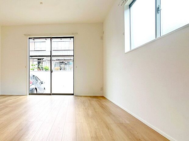 家族が集まるリビングは広々19.2帖!キッチンからもリビングが見渡せるため、どこに居ても家族を感じ、会話もはずみますね。※施工事例です。実物とは異なります。