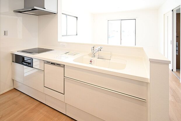 対面式キッチンは家事をしながら家族を見守り、コミュニケーションの取れる人気のスタイル。食洗器付きで洗い物の時間を削減でき、家事の負担を軽減してくれるキッチンです。※施工事例です。実物とは異なります。