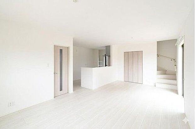 家族が集まるリビングは広々19.2帖!キッチンからもリビングが見渡せるため、どこに居ても家族を感じ、会話もはずみますね。※施工事例です。実物とは異なります。