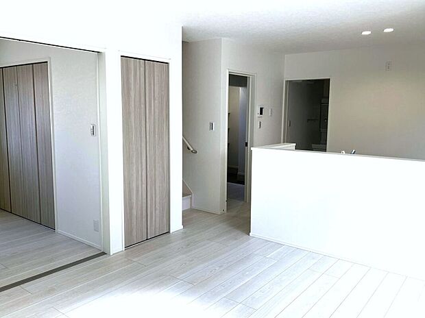 【LDK】家族が集まるリビングは広々14.2帖!キッチンからもリビングが見渡せるため、どこに居ても家族を感じ、会話もはずみますね。