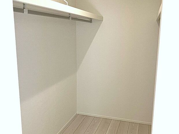 【ウォークインクローゼット】壁一面にハンガーパイプと上棚を設置。大容量収納力!春夏秋冬、季節ごとのお洋服を全てまとめてしまっておけるので、季節の変わり目にタンスの入れ替えを行う衣替えが不要になります