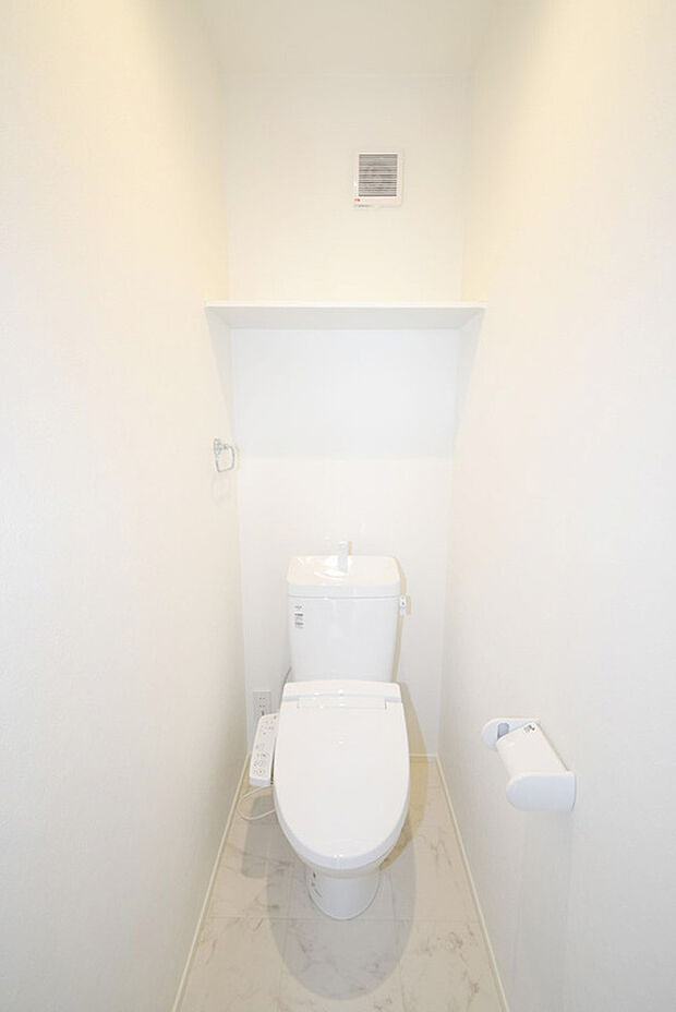 【トイレ】温水洗浄便座トイレ。新素材により、気になる便座もサッとひとふきでキレイになります。※施工事例です。実物とは異なります。