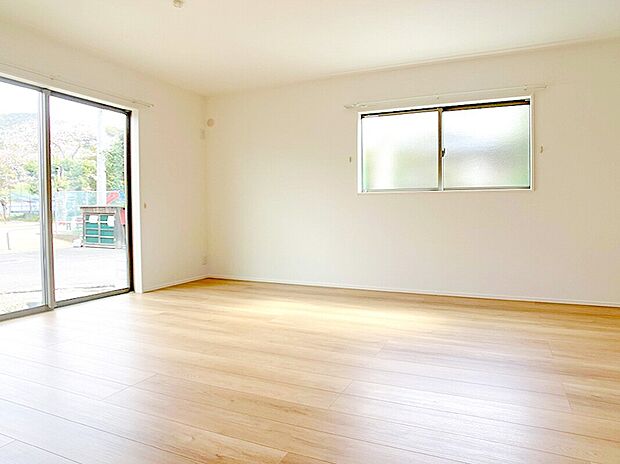 【LDK】家族が集まるリビングは広々19.2帖!キッチンからもリビングが見渡せるため、どこに居ても家族を感じ、会話もはずみますね。※施工事例です。実物とは異なります。