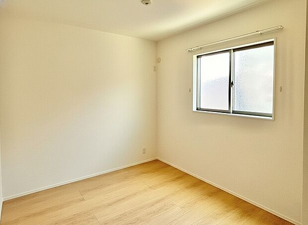 【主寝室】主寝室は広々していて安らげる空間に。バルコニーにすぐアクセスできるため、お洗濯物の片付けもらくらく♪※施工事例です。実物とは異なります。