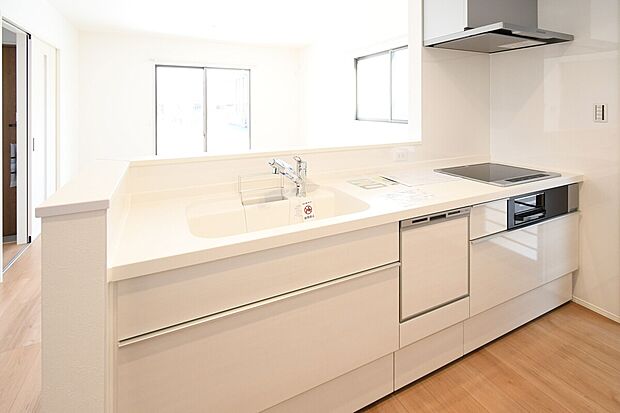 【キッチン】対面式キッチンは家事をしながら家族を見守り、コミュニケーションの取れる人気のスタイル。食洗器付きで洗い物の時間を削減でき、家事の負担を軽減してくれるキッチンです。※施工事例です。実物とは異なります。