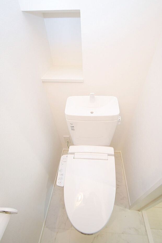 【トイレ】温水洗浄便座トイレ。新素材により、気になる便座もサッとひとふきでキレイになります。※施工事例です。実物とは異なります。