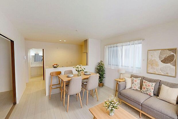 【LDK】家族が集まるリビングは広々15.1帖!キッチンからもリビングが見渡せるため、どこに居ても家族を感じ、会話もはずみますね。施工事例です。CGにて家具を配置しています。