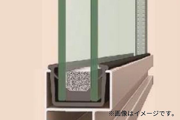 【Low-E複層ガラス】遮熱性にも断熱性にも優れています。断熱はもちろんのこと、明るさを採り込みながらも西日対策や紫外線による色あせ防止にも効果的です。