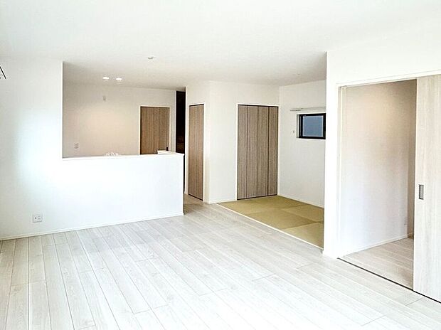 (13号棟)16.6帖の広々としたLDKは家族でゆったり過ごせます。シンプルな内装はお気に入りの家具を置いて自分好みの空間にできます。※施工事例です。実際とは異なります。