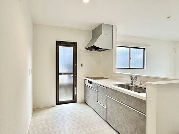 食洗機付きで洗い物の時間を削減でき、家事の負担を軽減してくれるキッチンです。キッチン内蔵のキャビネットはスライド式で収納力抜群◎※施工事例です。実際とは異なります。