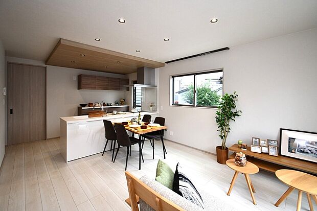 家族が集まる15.1帖のリビングは、ペニンシュラ型キッチン＆ガラスフードで視線が抜ける開放感設計。折下げ天井で空間にアクセントを加えました♪※施工事例です。実際とは異なります。