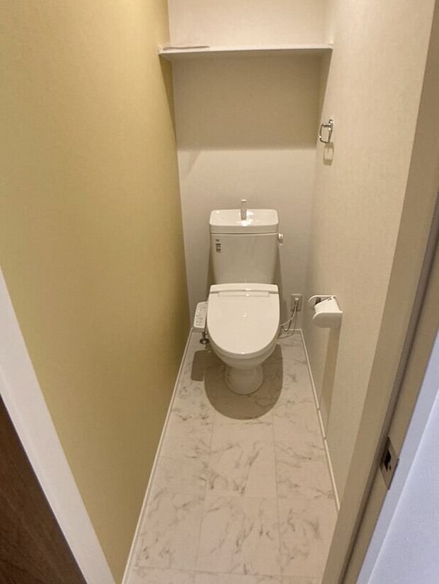 【トイレ】お手入れしやすい素材のトイレだから、汚れもさっと一拭き♪2階にもトイレがあるのでご家族が多くても安心♪　　※6号棟内観