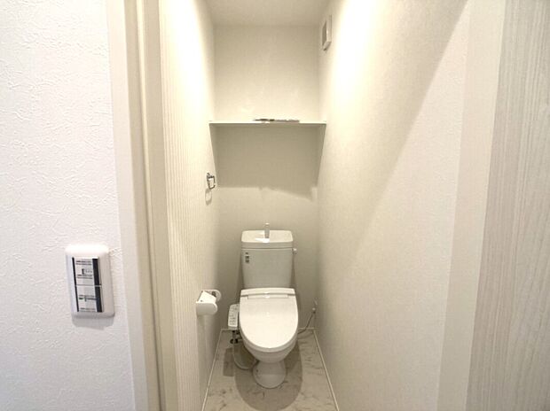 【トイレ】（2号棟写真）温水洗浄便座のトイレはお手入れしやすい素材だからお掃除もラクラク！