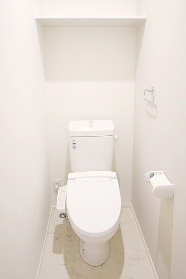 【トイレ】お掃除簡単なトイレなので、 気になる便座もサッとひとふきでキレイになります。10号棟は2階にもトイレがあるので、ご家族が多いファミリーも安心♪　※施工事例です。実際とは異なります